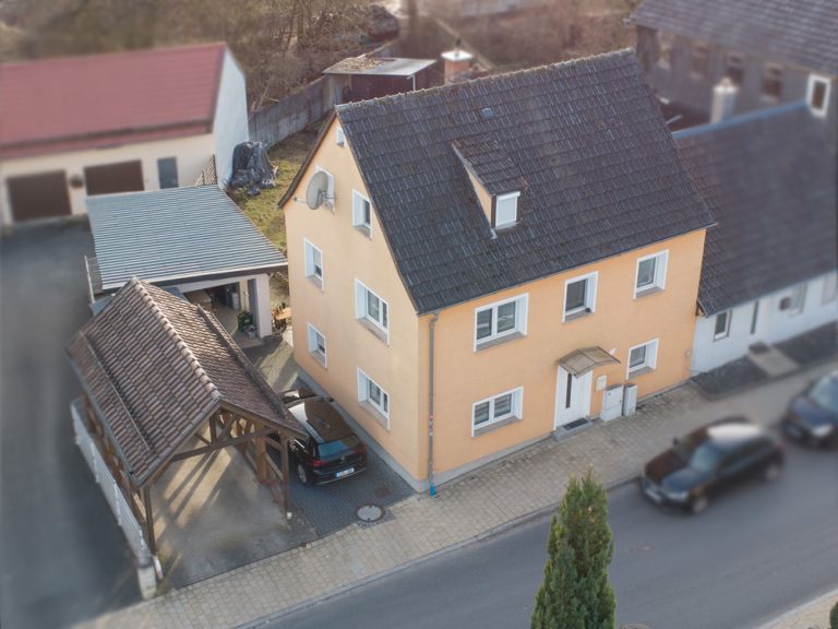 Immobilienangebot - Sonnefeld - Alle - Charmante Doppelhaushälfte mit Garten und Garage in Sonnefeld