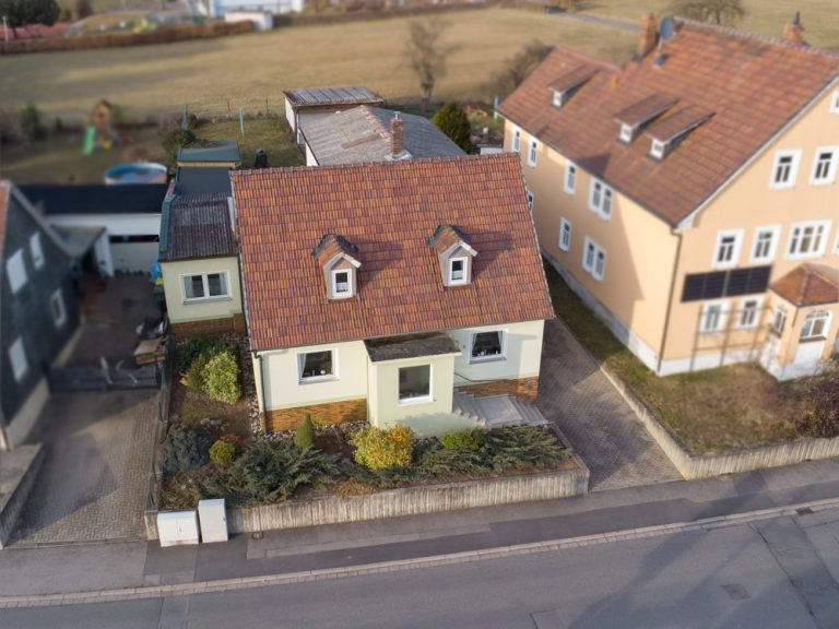 Immobilienangebot - Weidhausen bei Coburg - Alle - Charmantes Einfamilienhaus in Weidhausen – Renoviertes EG, OG mit Potenzial, Garten & zwei Garagen!