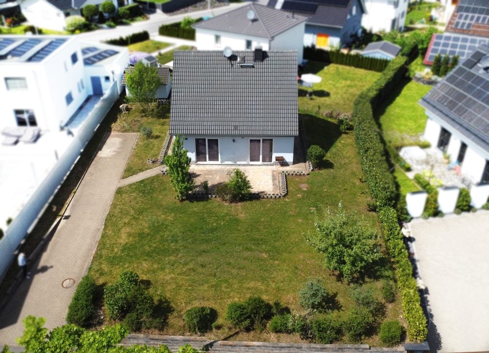 Immobilienangebot - Coburg - Alle - Gut geschnittenes Einfamilienhaus mit Luft-Wärmepumpe und schönem Grundstück in Coburg - Scheuerfeld