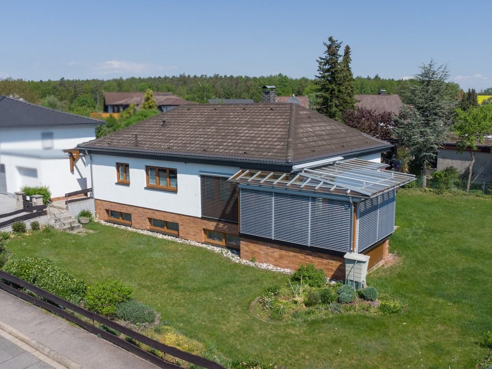 Immobilienangebot - Ahorn - Alle - Gepflegter Bungalow mit großem Wintergarten in Ahorn-Ortsteil