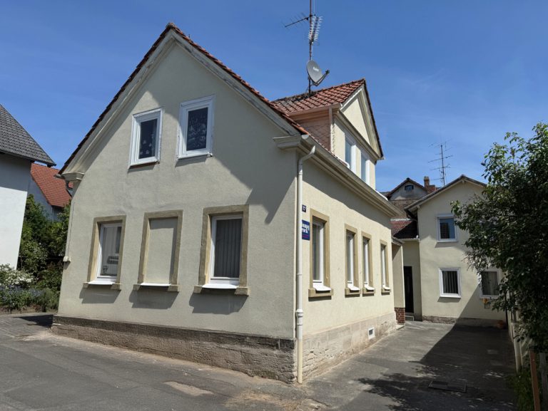 Immobilienangebot - Coburg - Alle - Renovierungsbedürftiges Ein-/Zweifamilienhaus mit Nebengebäuden in zentraler Lage von Coburg