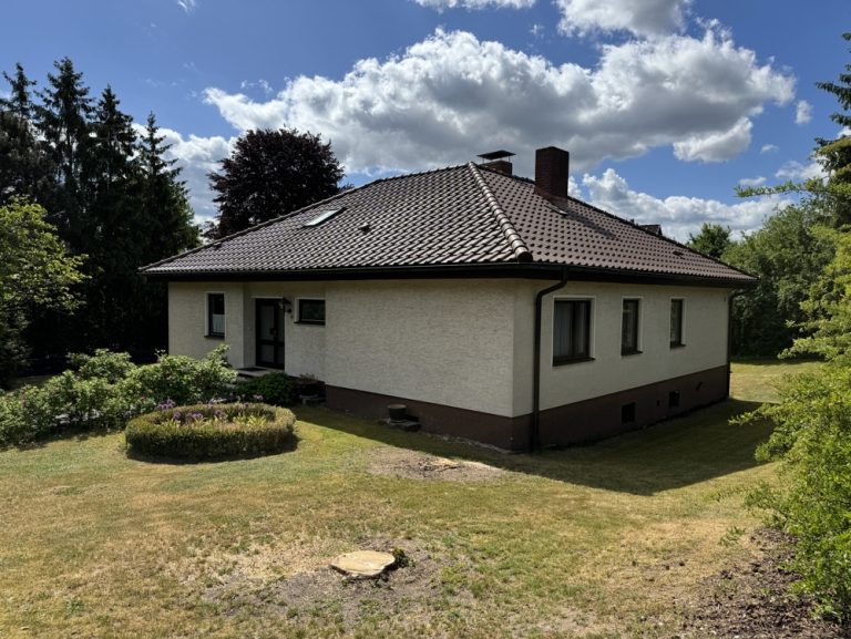 Immobilienangebot - Neustadt bei Coburg / Haarbruecken - Alle - Schön gelegener Bungalow in Neustadt/Haarbrücken