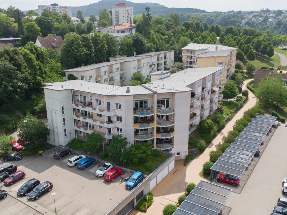Immobilienangebot - Coburg - Alle - Barrierefreie 2-Zimmer-Wohnung mit Einbauküche, Balkon, Aufzug und KFZ-Stellplatz