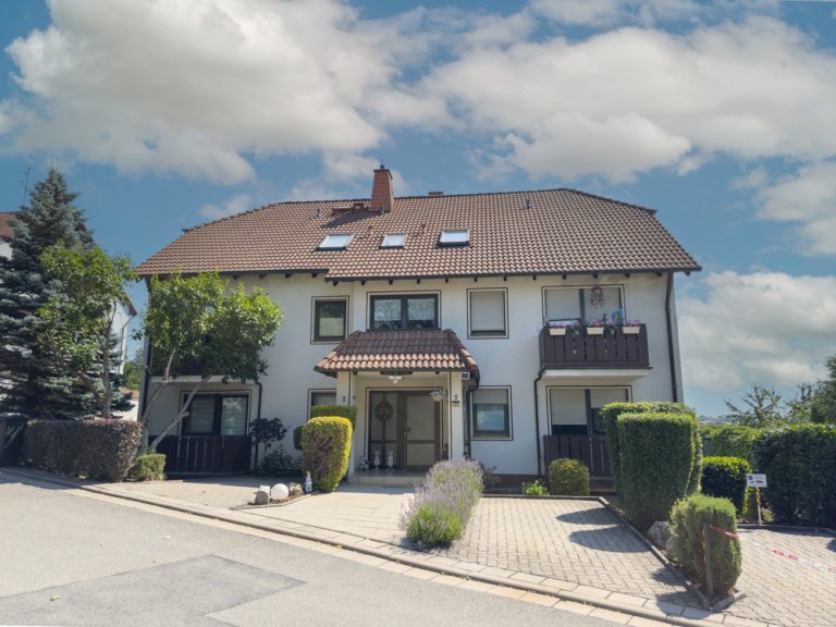 Immobilienangebot - Coburg - Alle - Schöne 2-Zimmer Wohnung mit EBK, zwei Balkonen und Stellplatz in ruhiger Lage von Coburg