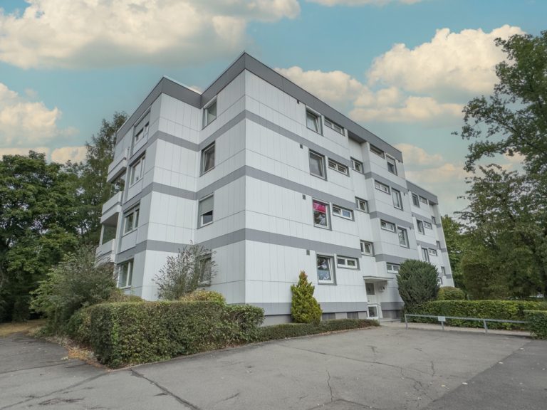 Immobilienangebot - Coburg - Alle - Renovierte 2,5-Zimmer-Wohnung mit verglastem Balkon und Stellplatz in Coburg