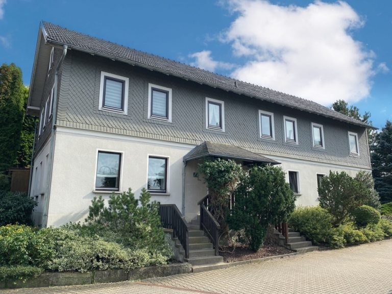 Immobilienangebot - Ahorn - Alle - 2-Zimmer-Wohnung in Ahorn mit Einbauküche und 2 Stellplätzen direkt vor dem Haus