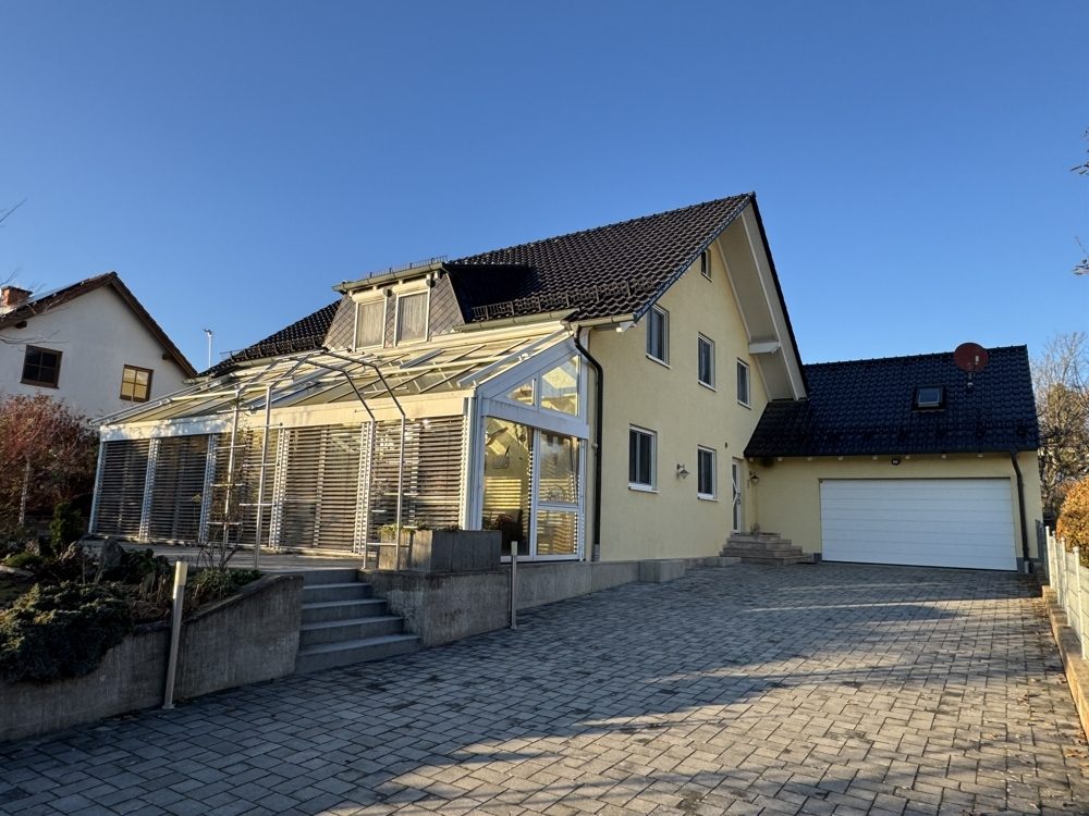 Immobilienangebot - Weitramsdorf / Weidach - Alle - Viel Platz und energetisch top!
Geräumiges Einfamilienhaus in Weidach