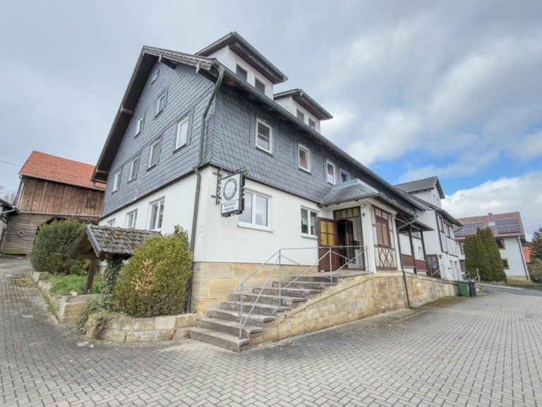 Immobilienangebot - Großheirath - Alle - Großzügige 6-Zimmer-Maisonettewohnung mit Terrasse, Stellplatz und Einbauküche
