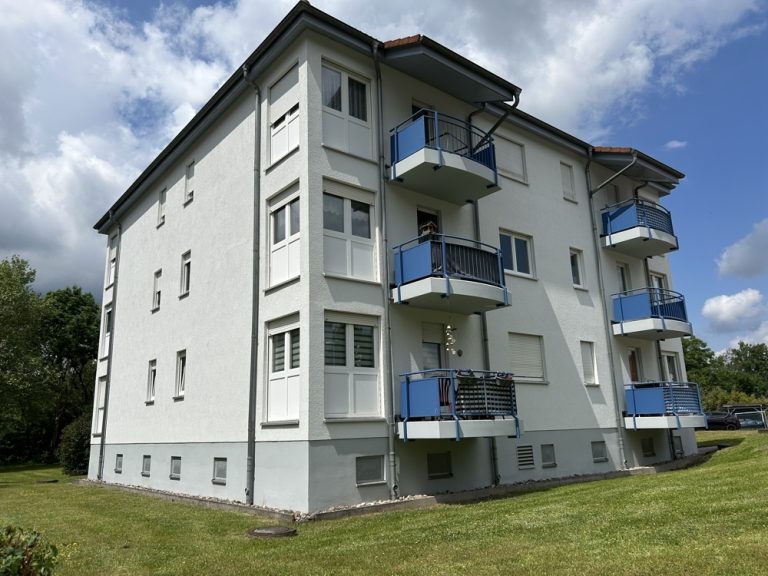 Immobilienangebot - Schleusingen - Alle - Schön geschnittene Wohnung mit Balkon und Blick ins Grüne in Schleusingen, sofort einzugsbereit!