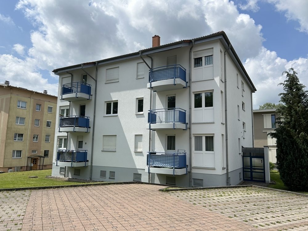 Immobilienangebot - Schleusingen - Alle - Schön geschnittene Wohnung mit Balkon und Blick ins Grüne in Schleusingen, sofort einzugsbereit!