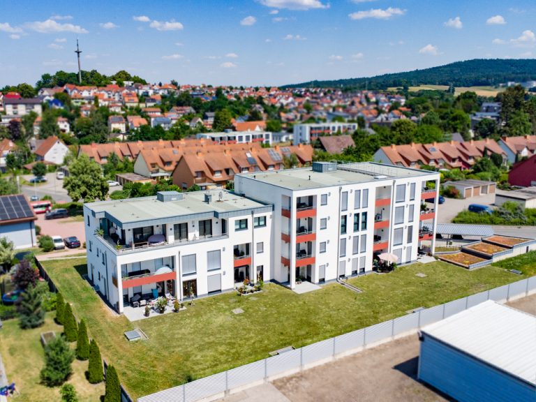 Immobilienangebot - Lichtenfels - Alle - Wohnen mit Weitblick – moderne, vermietete 2-Zimmer-Wohnung mit Aufzug und Tiefgarage