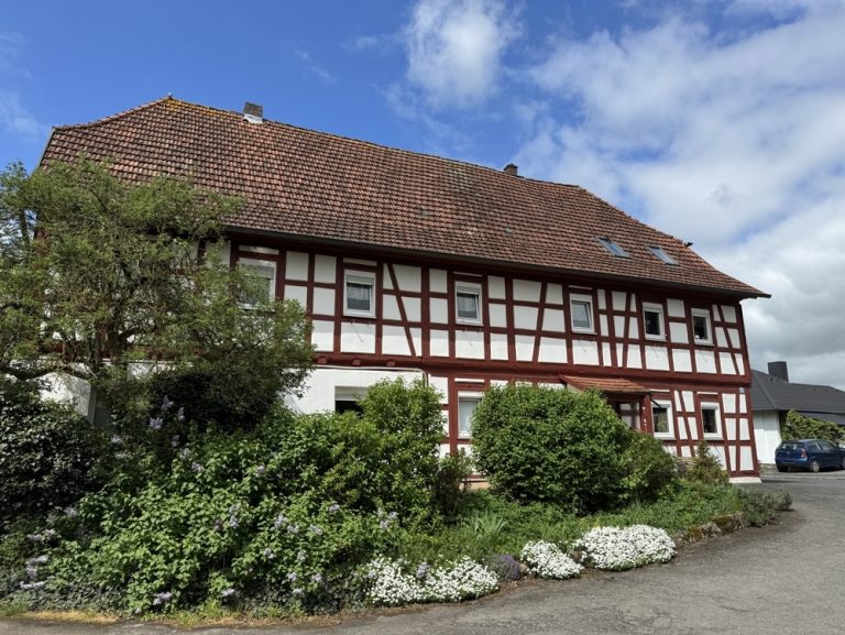 Immobilienangebot - Meeder / Wiesenfeld bei Coburg - Alle - Große Eigentumswohnung in einem historischen Bauernhaus mit großem Saal/Mehrzweckgebäude, Carport und Gartenanteil