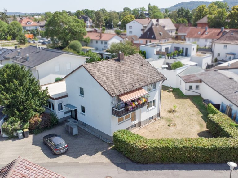 Immobilienangebot - Coburg - Alle - Mehrfamilienhaus in attraktiver Lage – 3 Wohneinheiten mit Garagen und Stellplätzen
