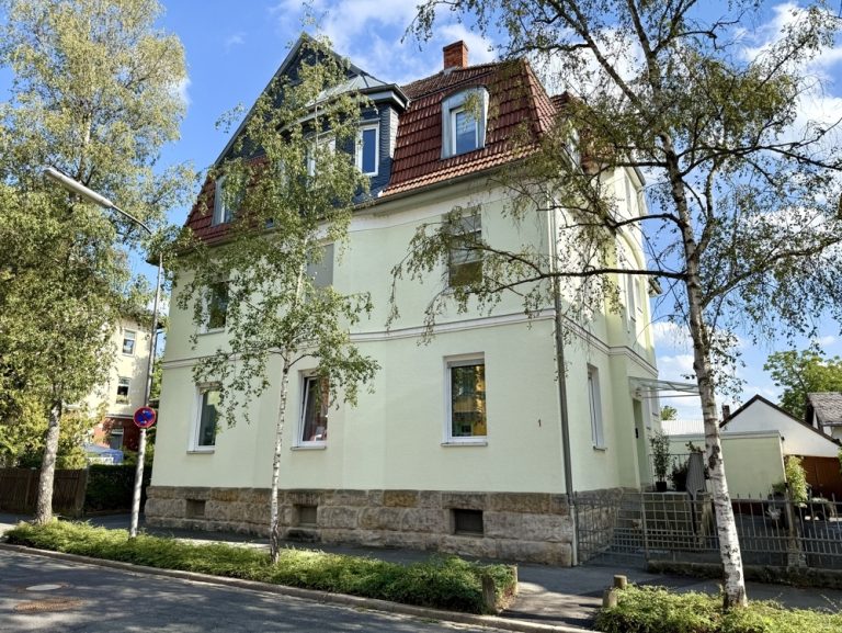 Immobilienangebot - Coburg - Alle - Top Kapitalanlage! Mehrfamilienhaus mit 3 Wohnungen und Garagen in zentraler Lage von Coburg
