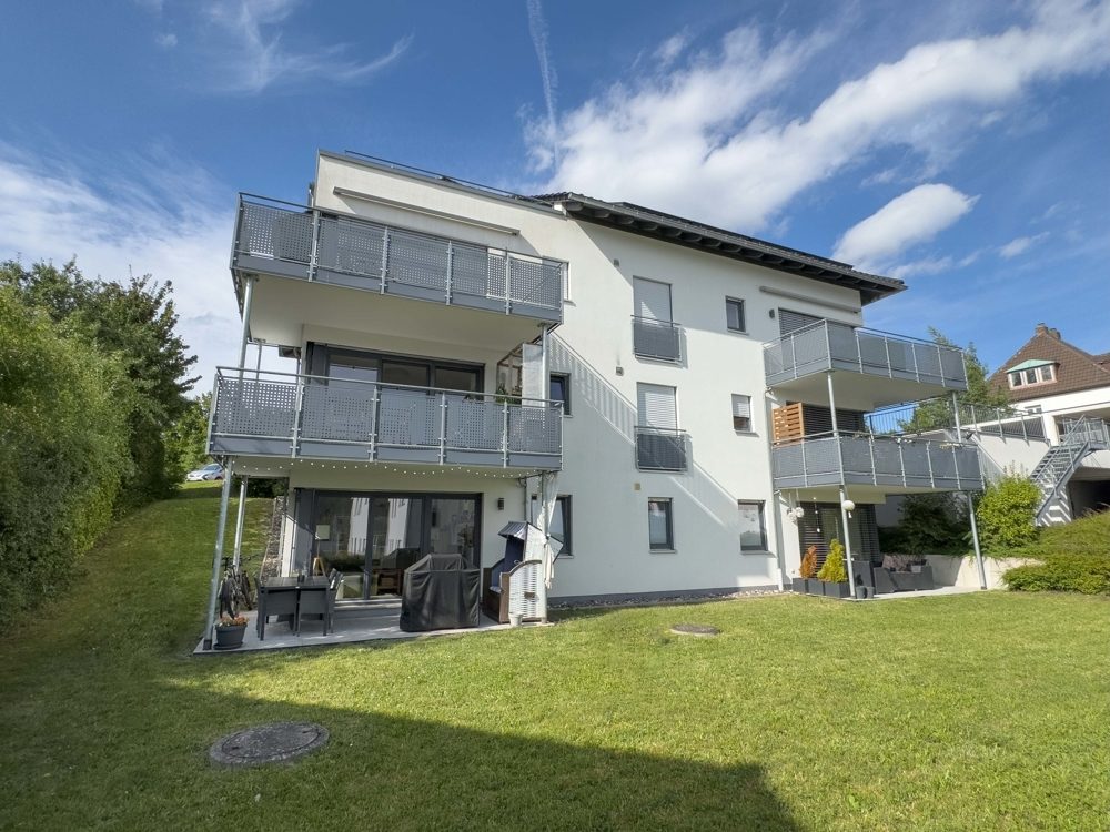 Immobilienangebot - Coburg - Alle - Moderne 2-Zimmer-Wohnung mit Terrasse, Einbauküche und Carport-Stellplatz