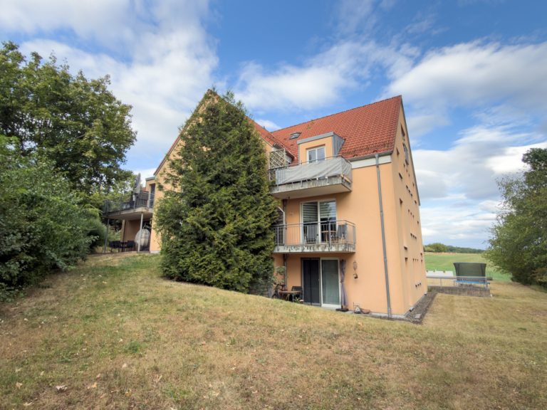 Immobilienangebot - Untersiemau / Haarth - Alle - Großzügige 2-Zimmer-Erdgeschosswohnung mit Einbauküche, Stellplatz und Terrasse in ruhiger Wohnlage