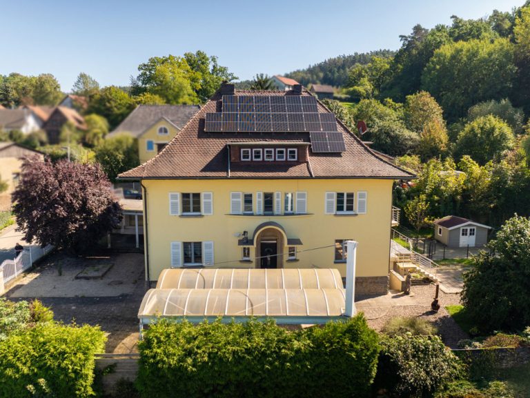Immobilienangebot - Weitramsdorf - Alle - Stilvolle Fabrikantenvilla mit großzügigem Grundstück und direktem Zugang zum Wald