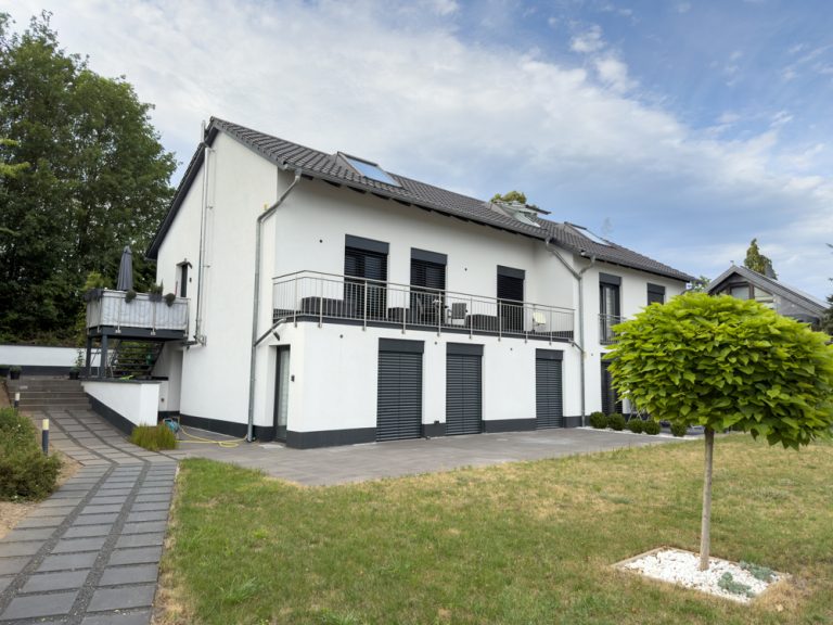 Immobilienangebot - Dörfles-Esbach - Alle - Moderne Dachgeschosswohnung mit hochwertiger Einbauküche und Terrasse