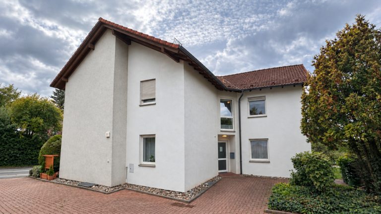 Immobilienangebot - Coburg - Alle - Schöne 2-Zimmer Wohnung mit großer Terrasse, Einbauküche und KFZ-Stellplatz