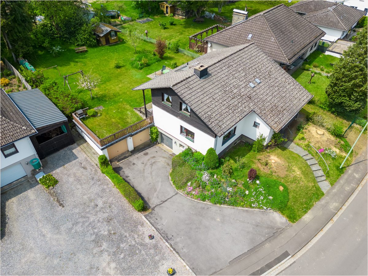 Immobilienangebot - Monschau - Alle - Idyllisches Einfamilienhaus mit drei Garagen sowie großzügiger Ausbaureserve und tollem Garten!