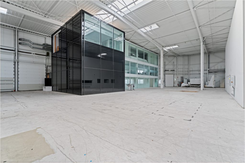 Immobilienangebot - Baesweiler - Alle - Gewerbeimmobilie mit modernen Büroflächen und großzügiger Produktionshalle ab sofort zu vermieten