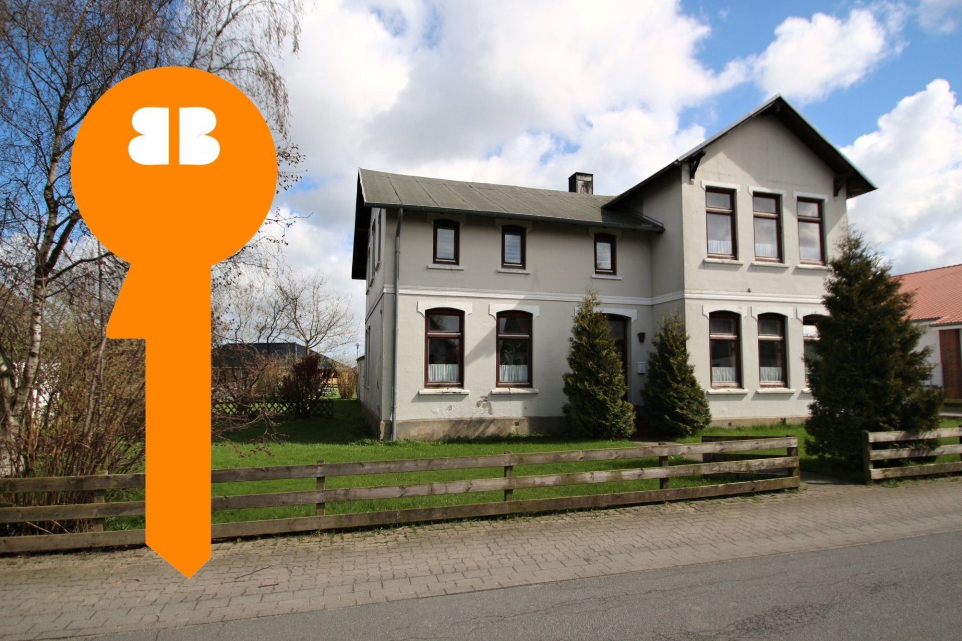 Immobilienangebot - Mittelangeln/Satrup - Alle - Ihre Anlage-Immobilie oder Selbstnutzung! MFH mit 2 WE á ca. 100 qm und 5 Garagen + Baugrundstück!!