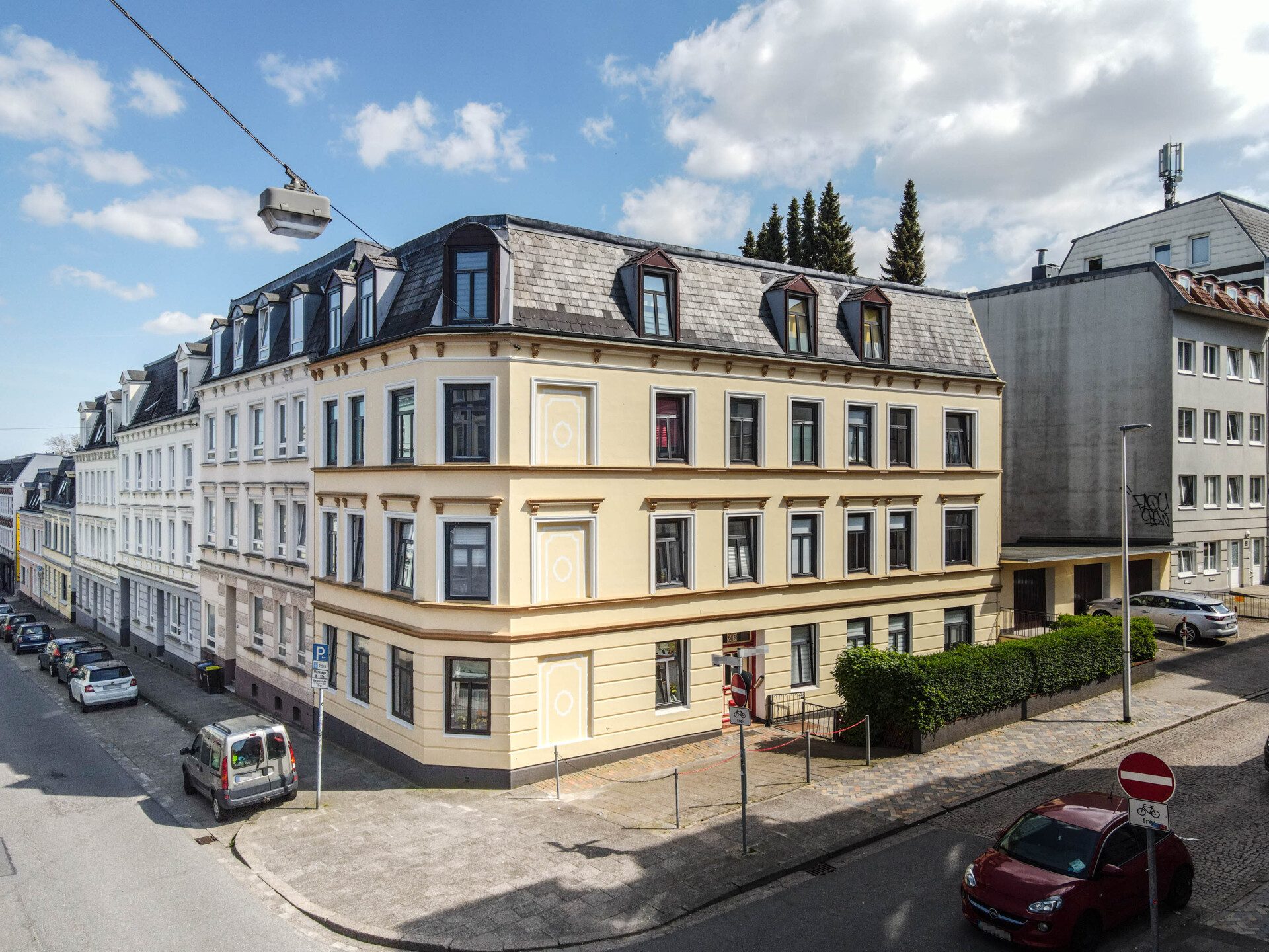 Immobilienangebot - Flensburg - Alle - FL- Westliche Höhe! 
Gepflegtes MFH, 7 WE + 3 Garagen!
Evtl. Baugrundstück auf dem Garagen-Trakt!