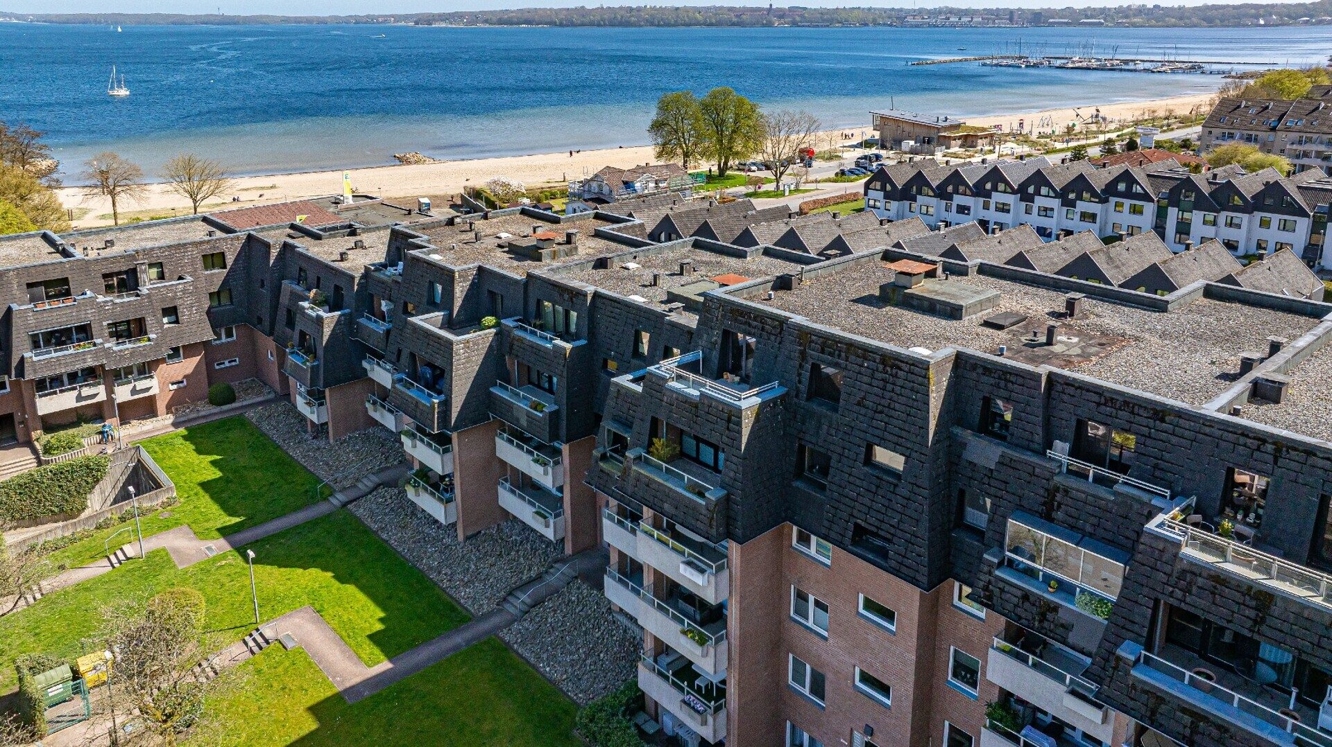 Immobilienangebot - Harrislee - Alle - Wohnen am Wasser: 2,5 Zimmer, 72 m², zwei Balkone und viel Lebensqualität