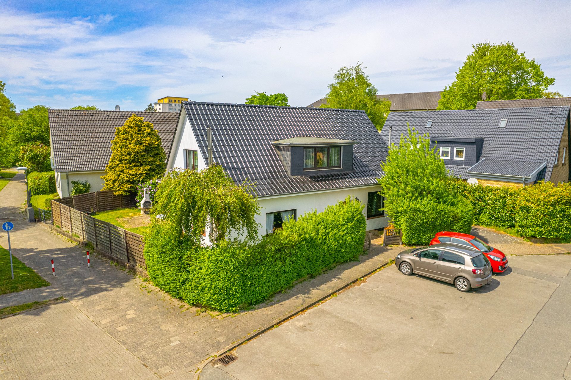 Immobilienangebot - Flensburg - Alle - Zentral und Ruhig! Großz. EFH
5 Zi, 240 m² W/Nfl., Grst. 468 m², Vollkeller, 2 Gar., Süd-Ter.