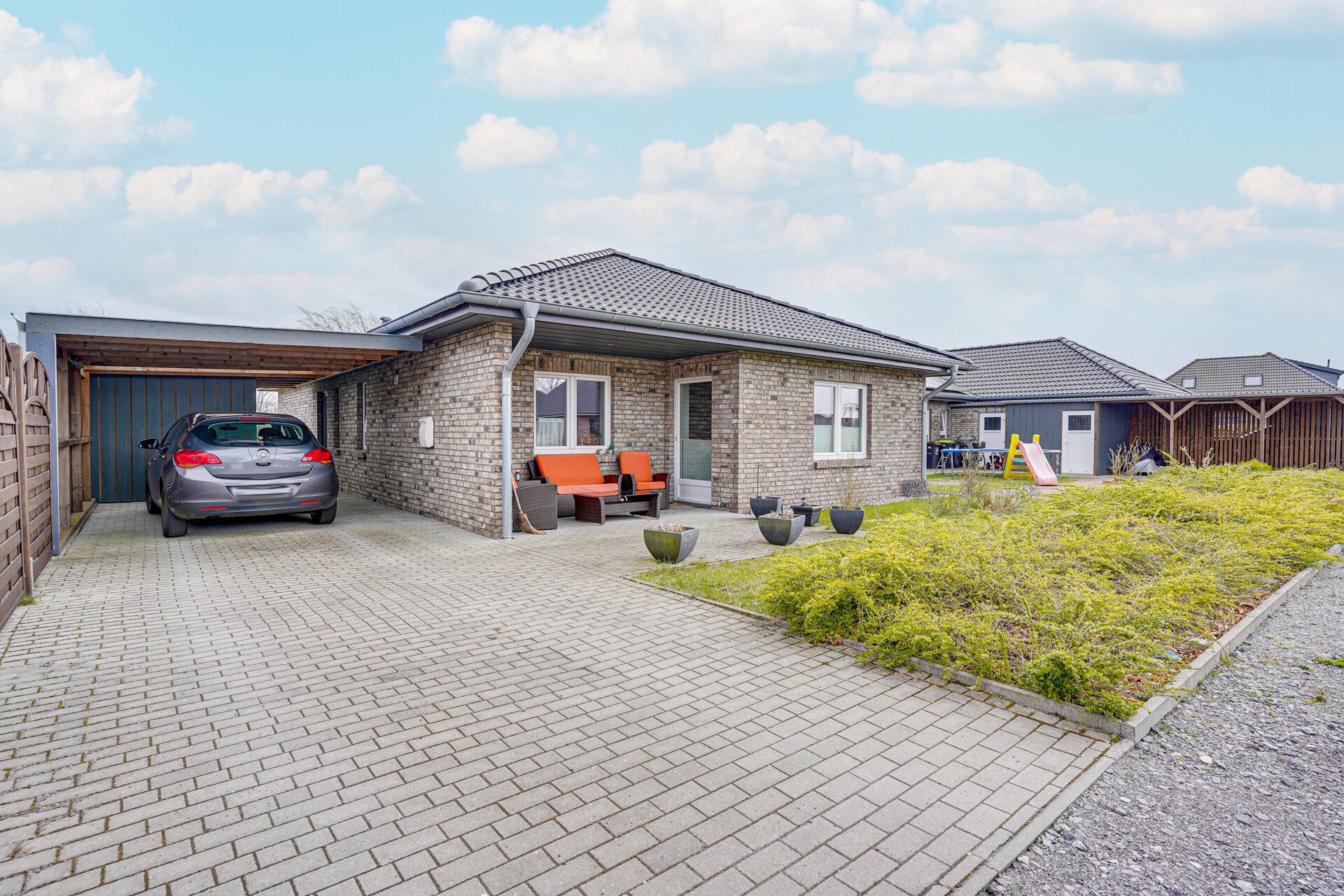 Immobilienangebot - Schafflund - Alle - Ebenerdiges REH mit 4 Zi.,105 qm, EBK, HWR, Gäste-WC,
2 Terrassen, Carport, sehr geringe Heizkosten!