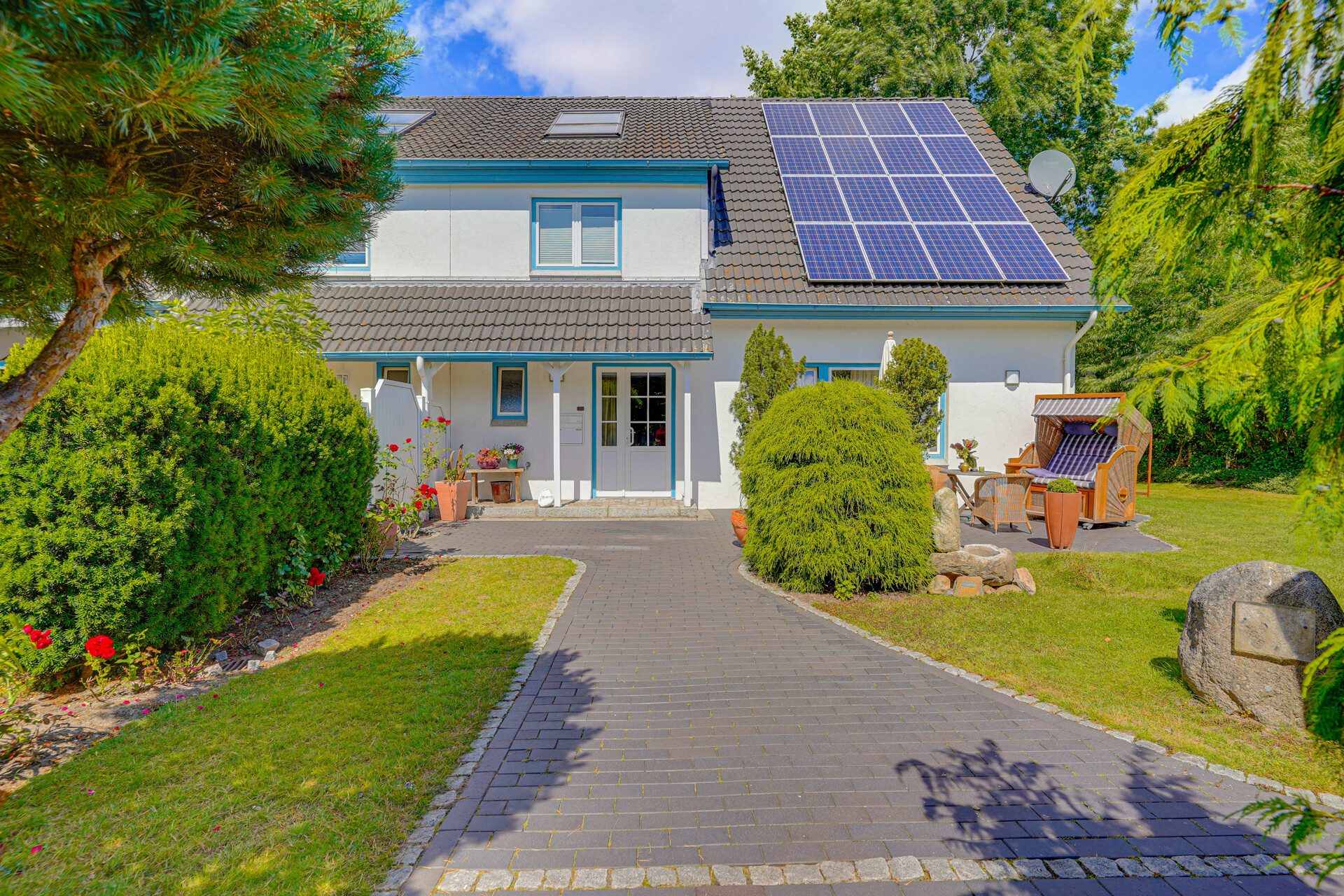 Immobilienangebot - Fahrdorf - Alle - Moderne DHH in Fahrdorf nahe der Schlei mit Kamin, Photovoltaikanlage und Doppelcarport!