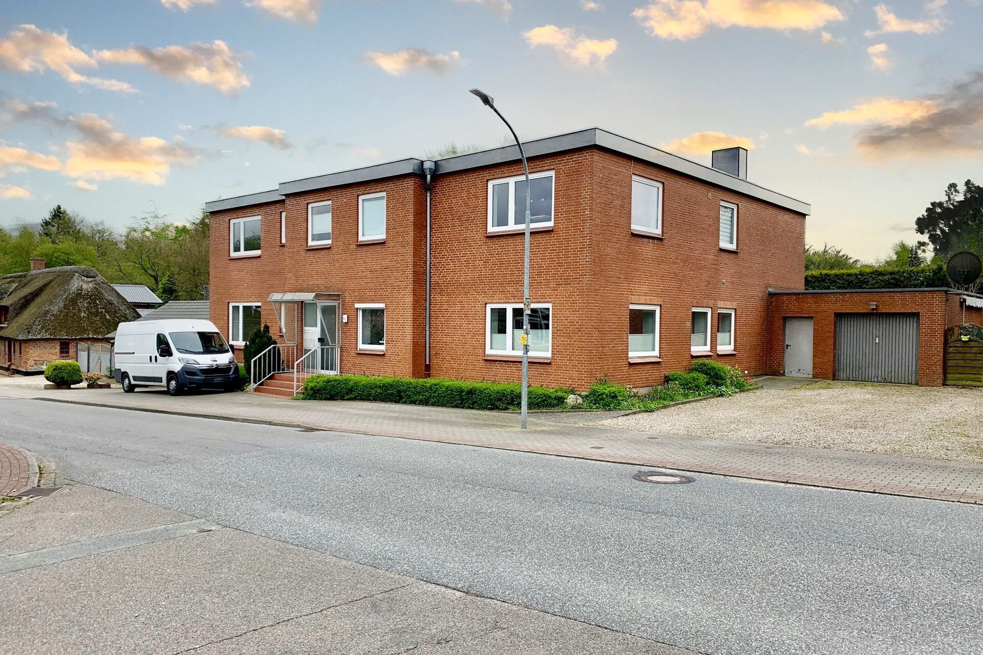 Immobilienangebot - Oeversee - Alle - MFH in Oeversee! 5 Einheiten, 2 Garagen, ca. 370 m² vermietbare Fläche, ca. 1.230 m² Grundstück!