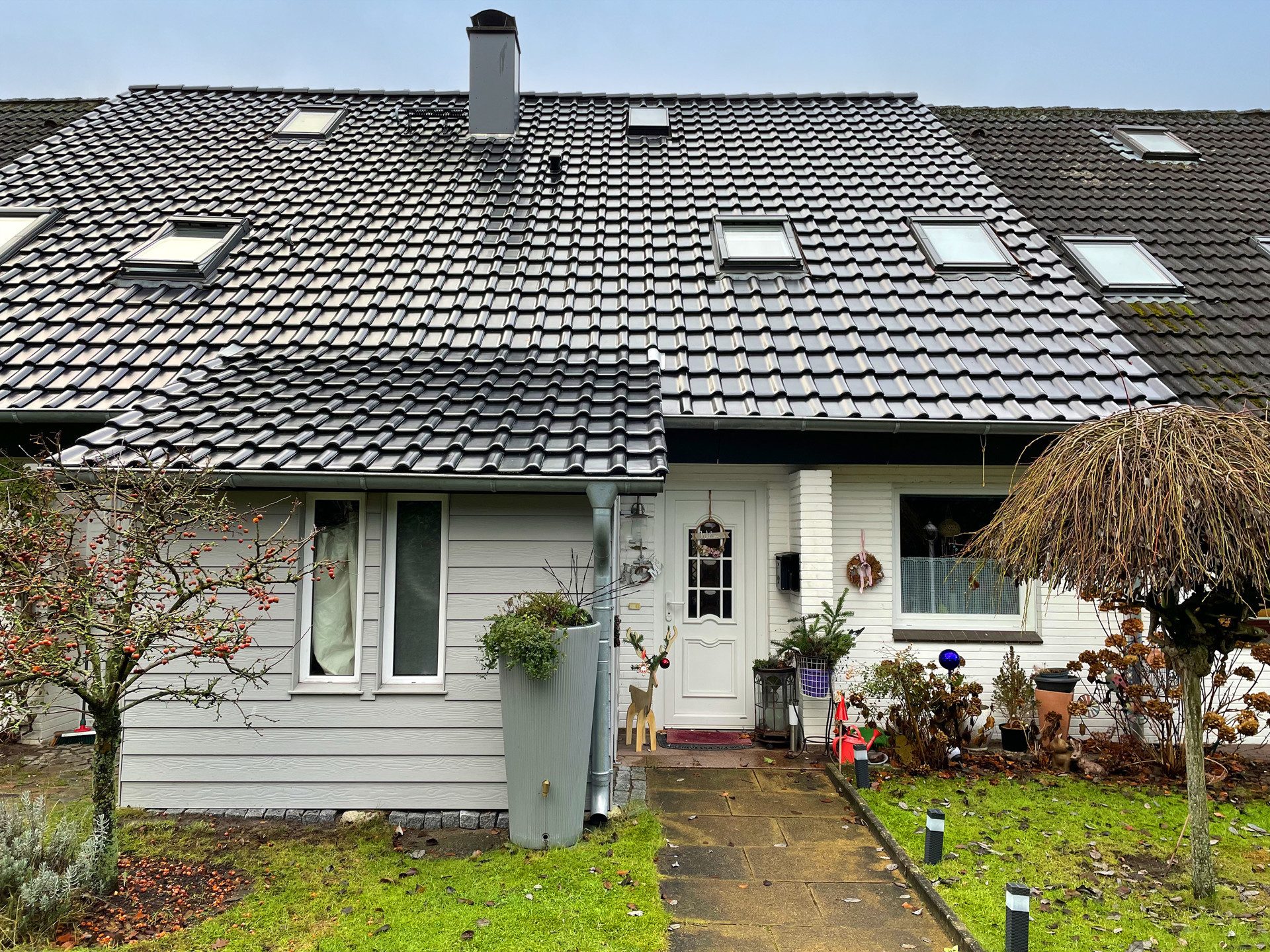Immobilienangebot - Flensburg - Alle - Tolles kleines RMH in bester Lage Mürwiks!
Neues Dach in 2020, PKW-Stellpl.,
EBK u. kleiner Garten!