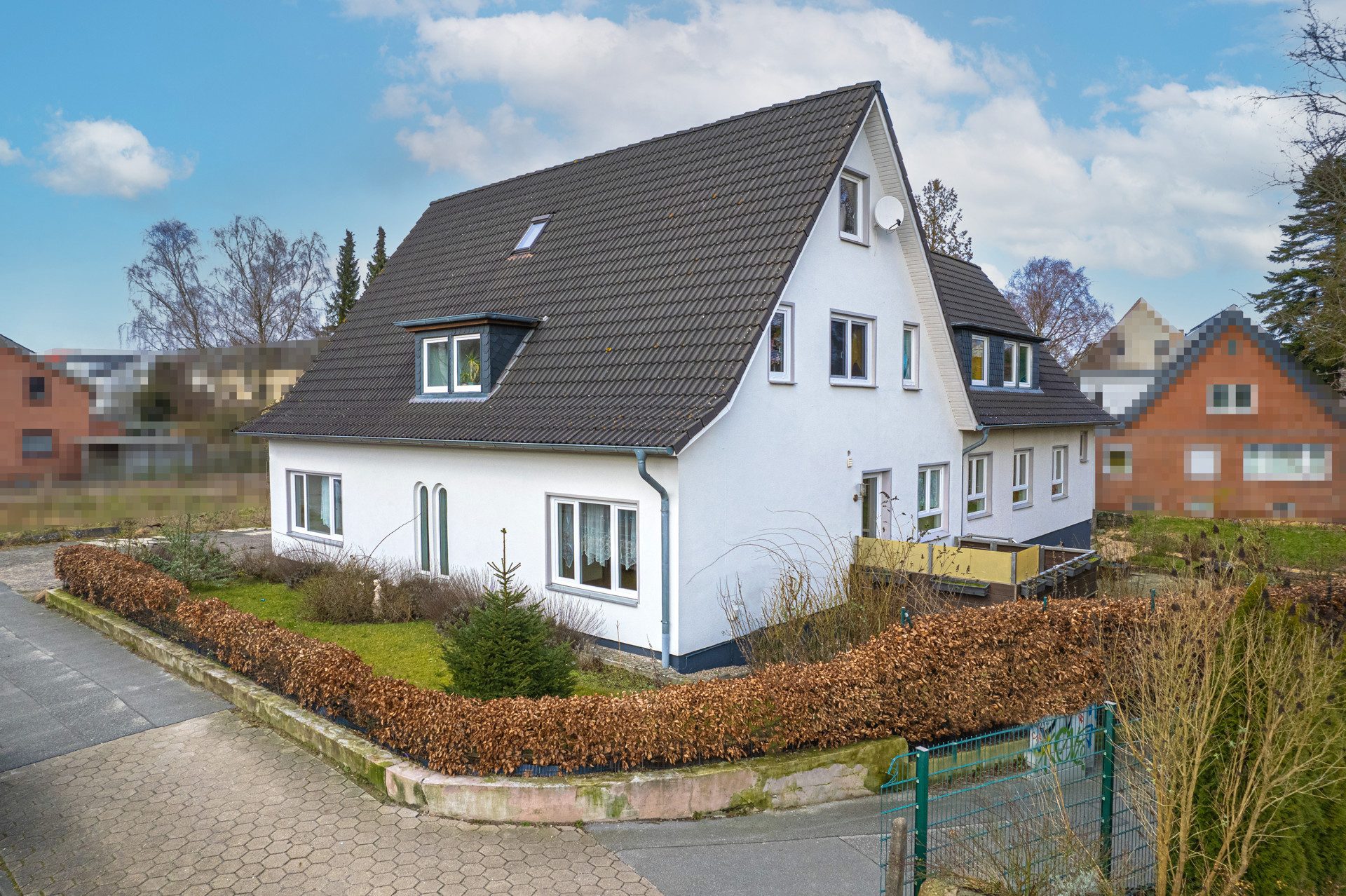 Immobilienangebot - Flensburg - Alle - Nahe des Badestrandes Ostseebad! Mehrfamilienhaus mit 3 Wohneinheiten! Zzt. 2 Whg. + 3 Garagen frei!