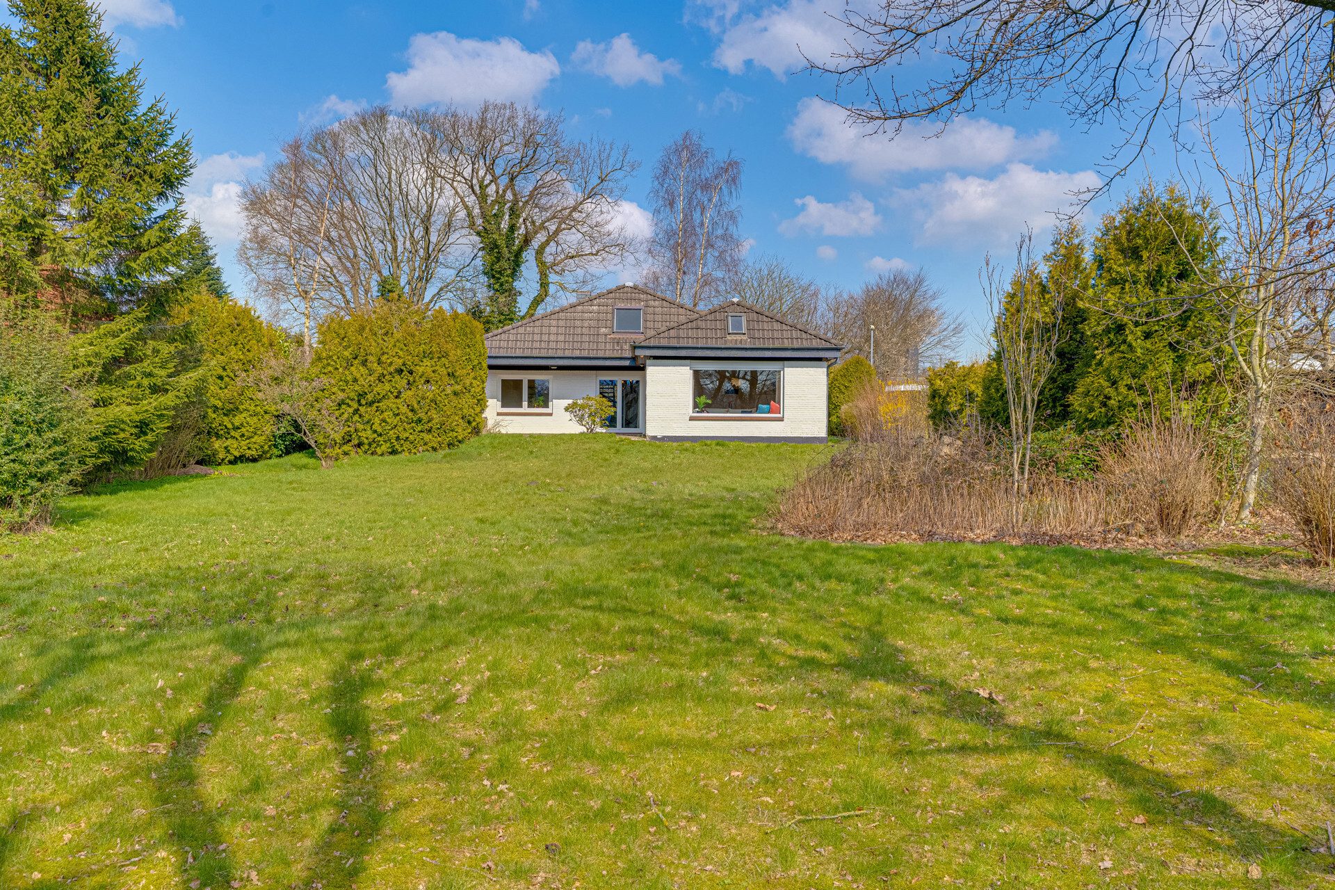 Immobilienangebot - Wees - Alle - Seltene Gelegenheit in Wees! Walmdachbungalow auf großem Grundstück in Feldrandlage!