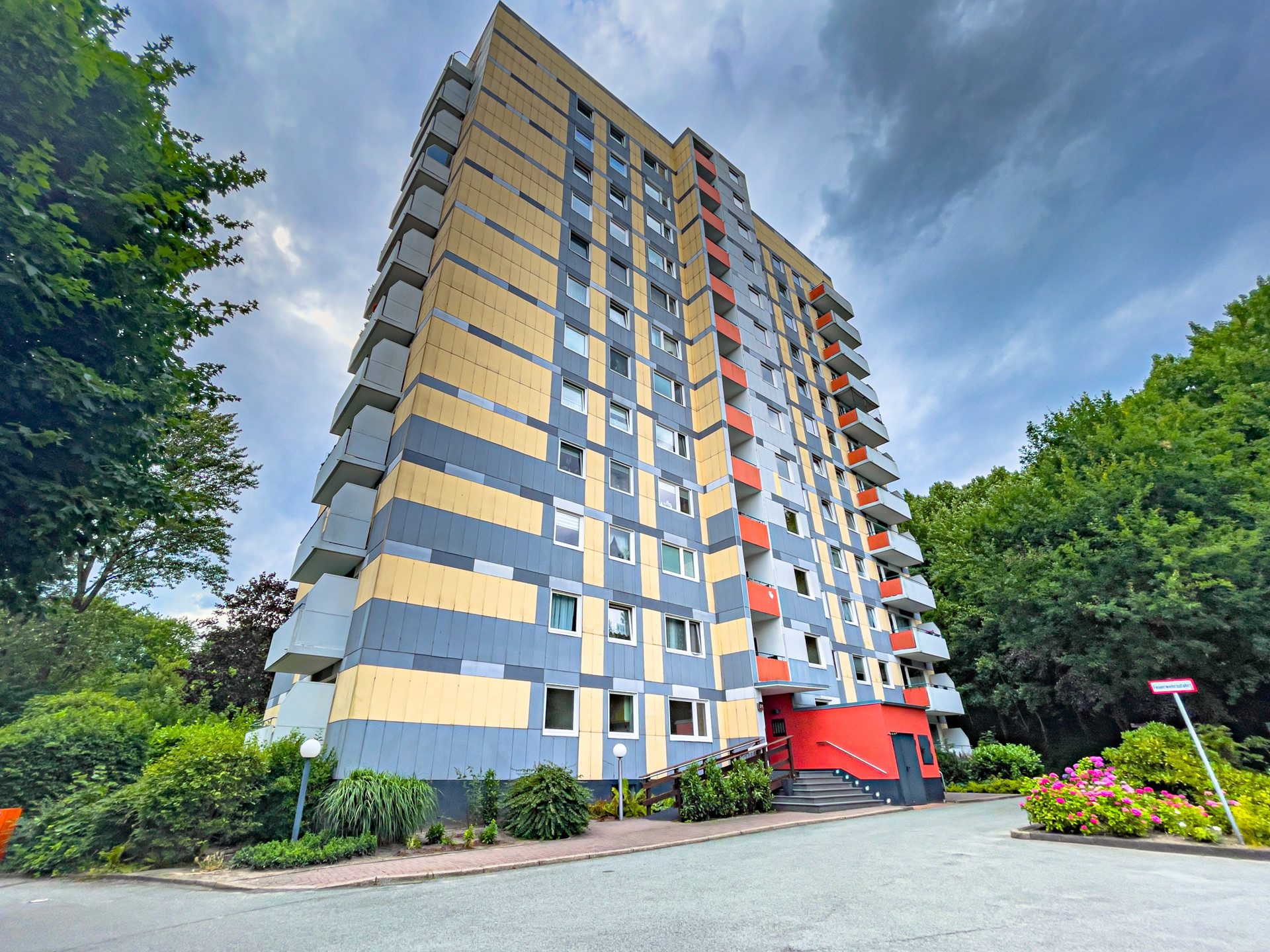 Immobilienangebot - Flensburg - Alle - Sanierte & schön geschnittene 4- Zimmerwohnung mit sonnigen Balkon!