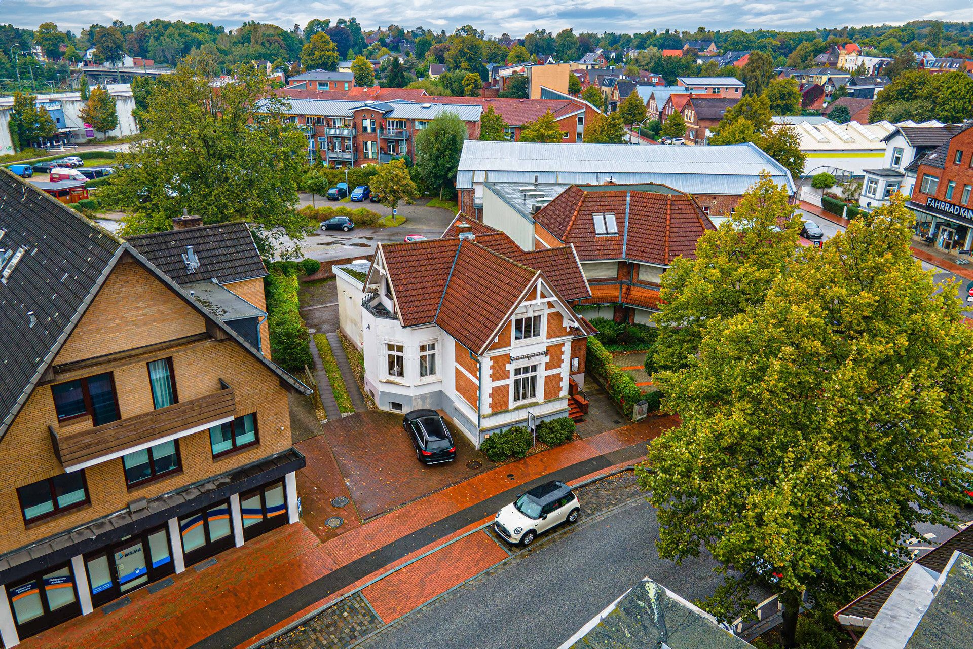 Immobilienangebot - Itzehoe - Alle - Arbeiten und Wohnen unter einem Dach!
273 qm Gewerbe-/Wohn-/Nfl. und Parkplätze zentral in Itzehoe!