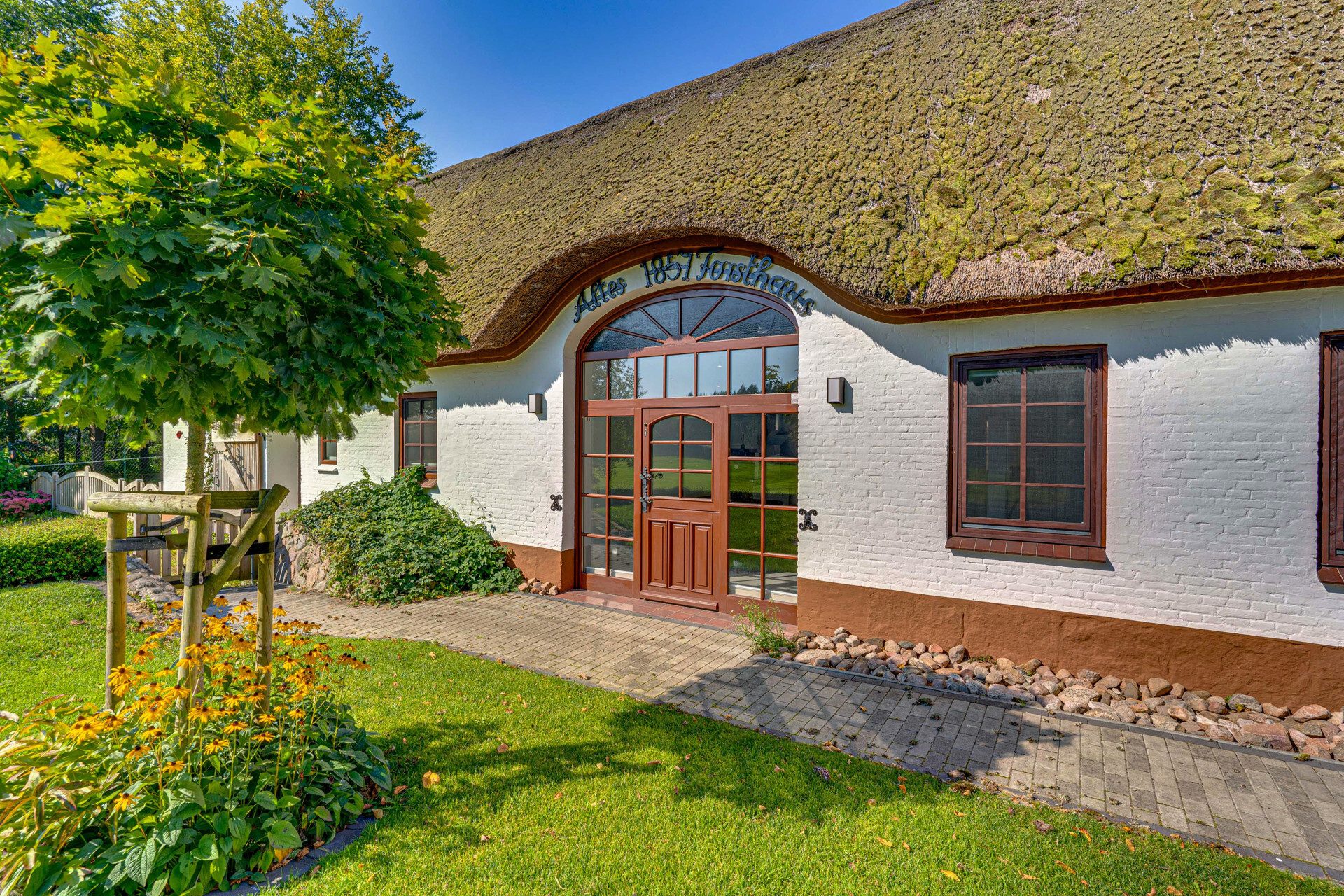Immobilienangebot - Sieverstedt - Alle - Reetgedecktes Schmuckstück: Mod. Försterhaus mit großem Grdstk. & vielfältigen Nutzungskonzepten!
