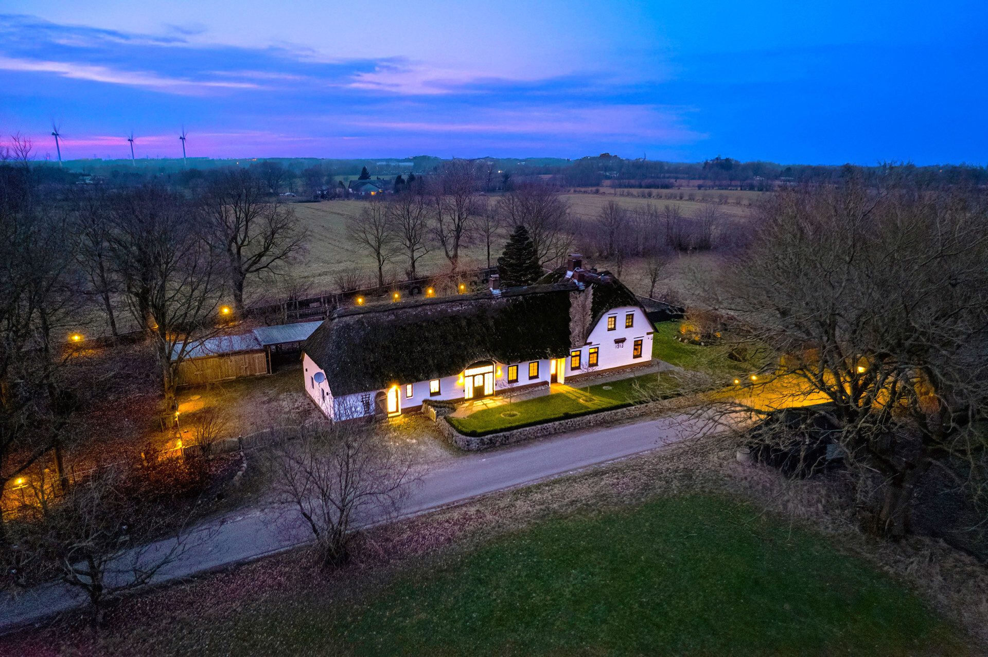 Immobilienangebot - Sieverstedt - Alle - Reetgedecktes Schmuckstück: Mod. Försterhaus mit großem Grdstk. & vielfältigen Nutzungskonzepten!