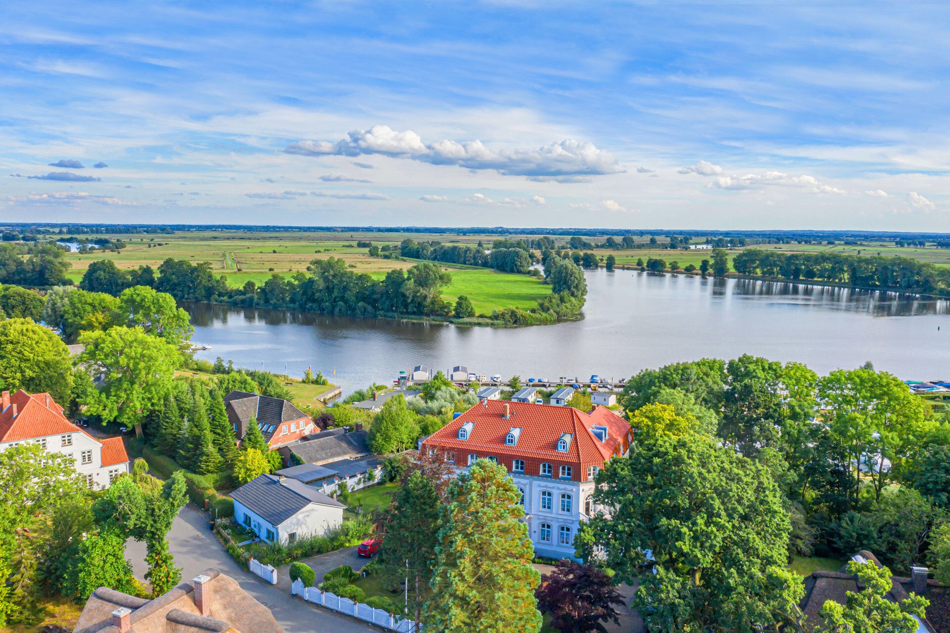 Immobilienangebot - Süderstapel - Alle - Maisonette ETW mit einzigartigem Blick über die Eider!
Ein wahrer Schatz mit Seltenheitswert