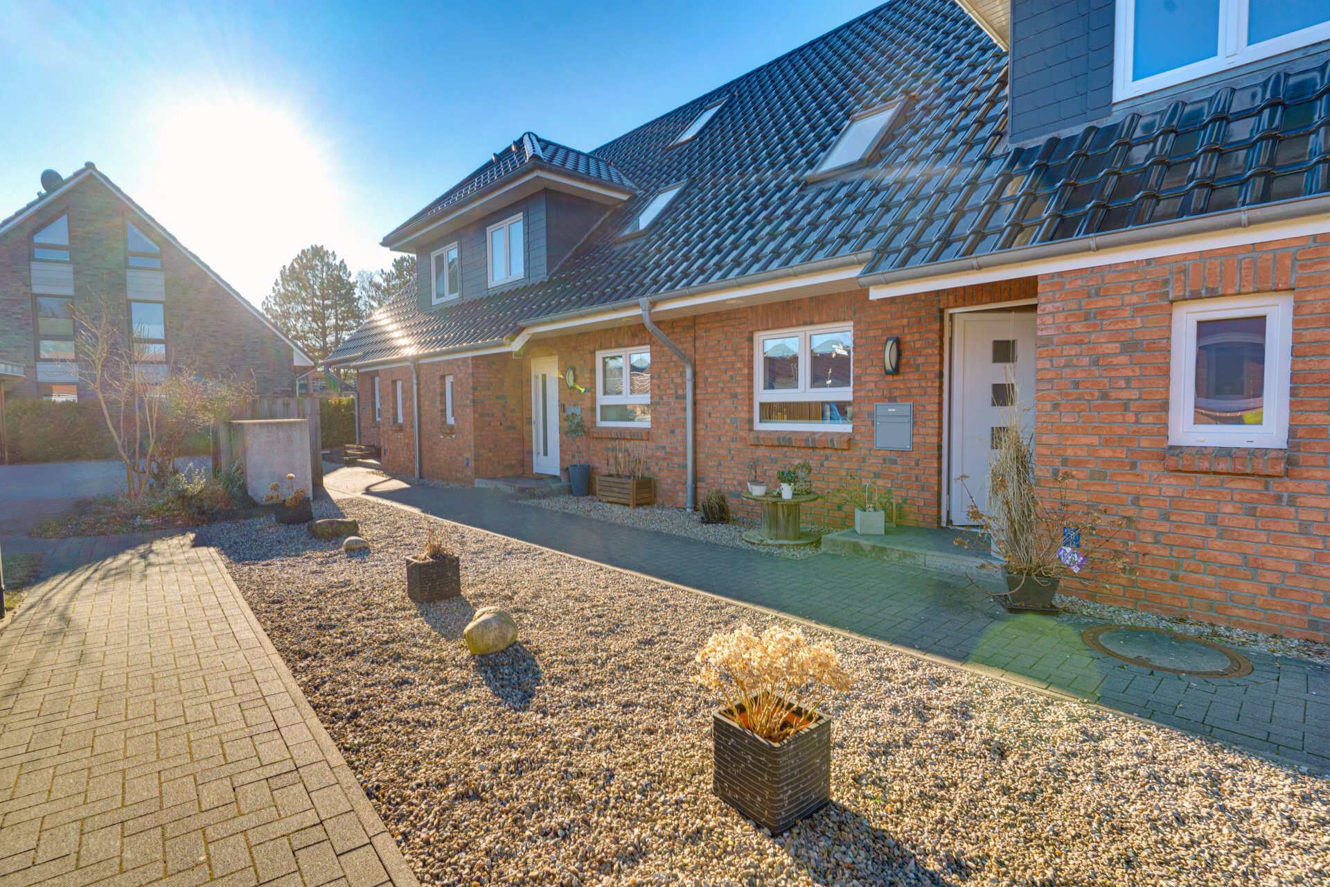 Immobilienangebot - Harrislee - Alle - RMH in zweiter Reihe – ca. 104 qm, 4 Zimmer , KfW 55 & West-Terrasse in idyllischer Lage