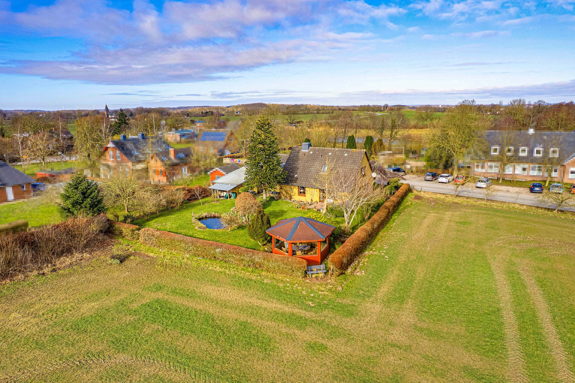 Immobilienangebot - Esgrus - Alle - Esgrus: Gepflegtes Einfamilienhaus in Feldrandlage 
auf sonnigem Grundstück, Garten, Kamin und Sauna