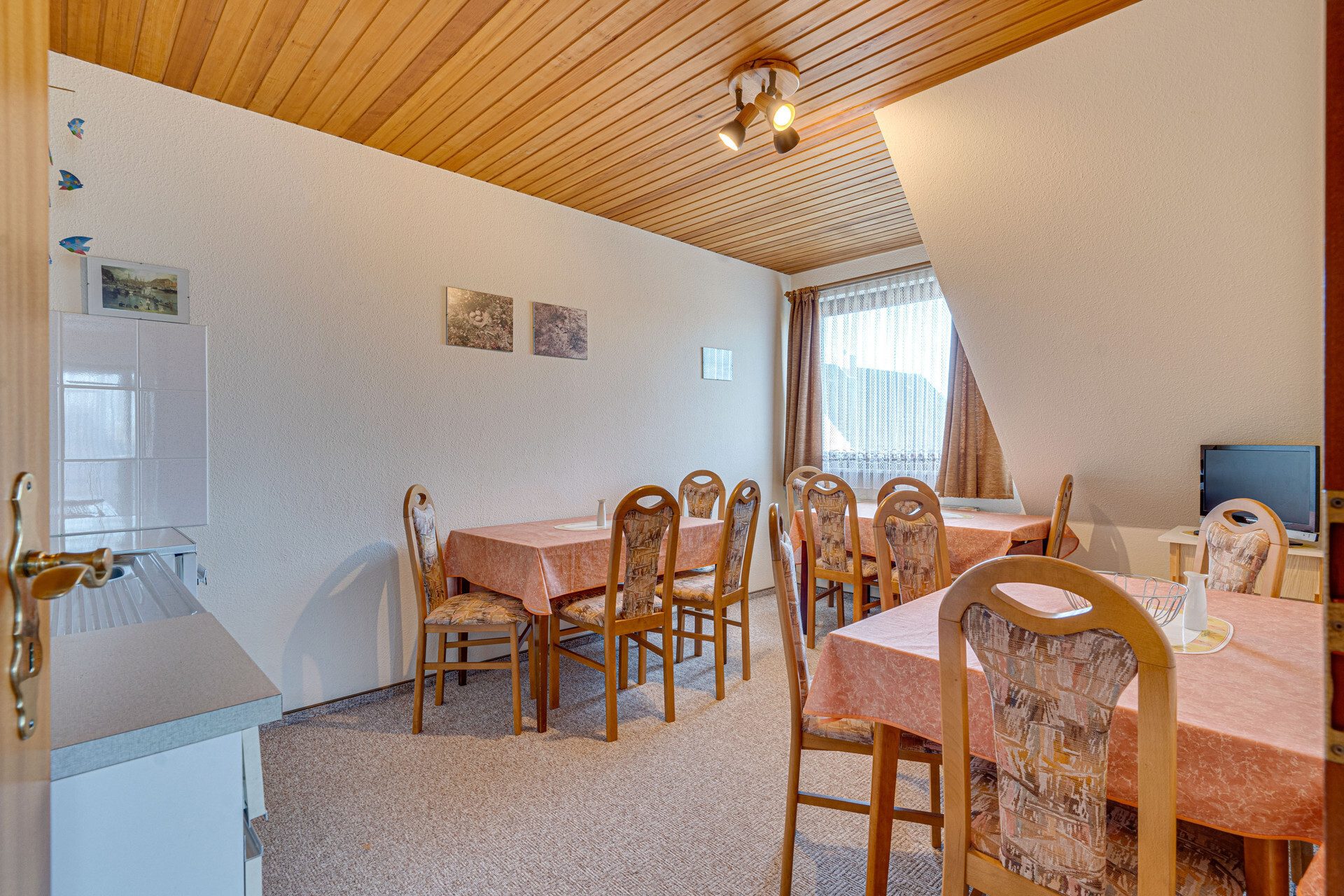 Immobilienangebot - Tönning - Alle - Vielseitiges EFH in Tönning: 194 qm, 9 Zi., 6 Bäder & S/O-Terrasse! Nahe der Eider & dem Wattenmeer!