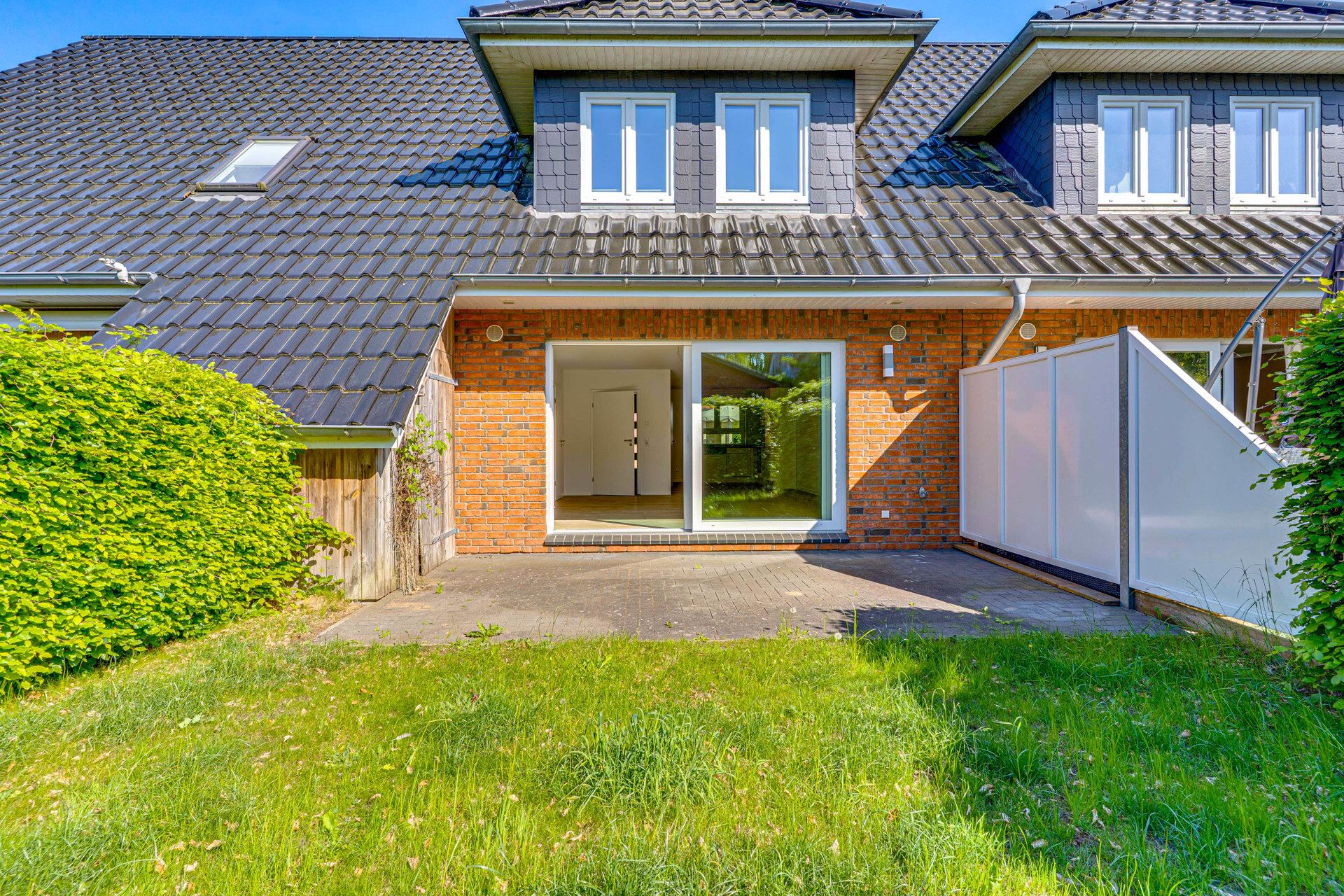 Immobilienangebot - Harrislee - Alle - RMH in zweiter Reihe – ca. 104 qm, 4 Zimmer , KfW 55 & West-Terrasse in idyllischer Lage
