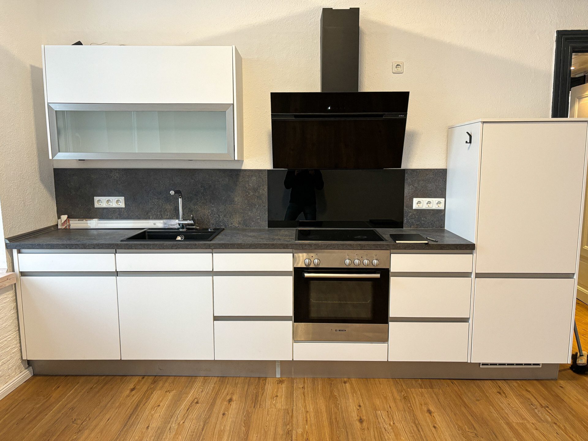 Immobilienangebot - Flensburg - Alle - Großzügige 2-Zimmer-Altbauwohnung, Stadtnah, Dielenfußboden, moderne EBK