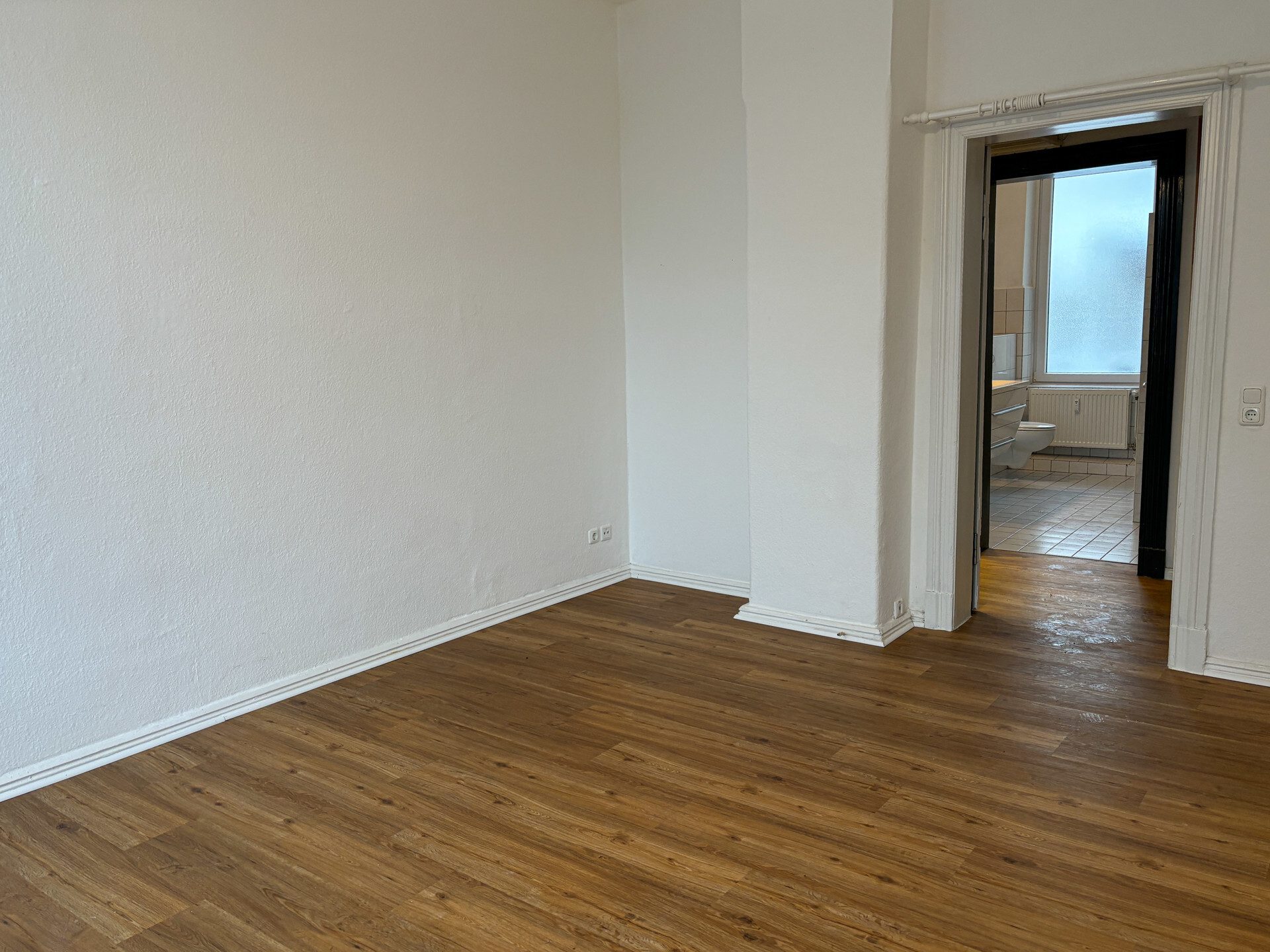Immobilienangebot - Flensburg - Alle - Großzügige 2-Zimmer-Altbauwohnung, Stadtnah, Dielenfußboden, moderne EBK