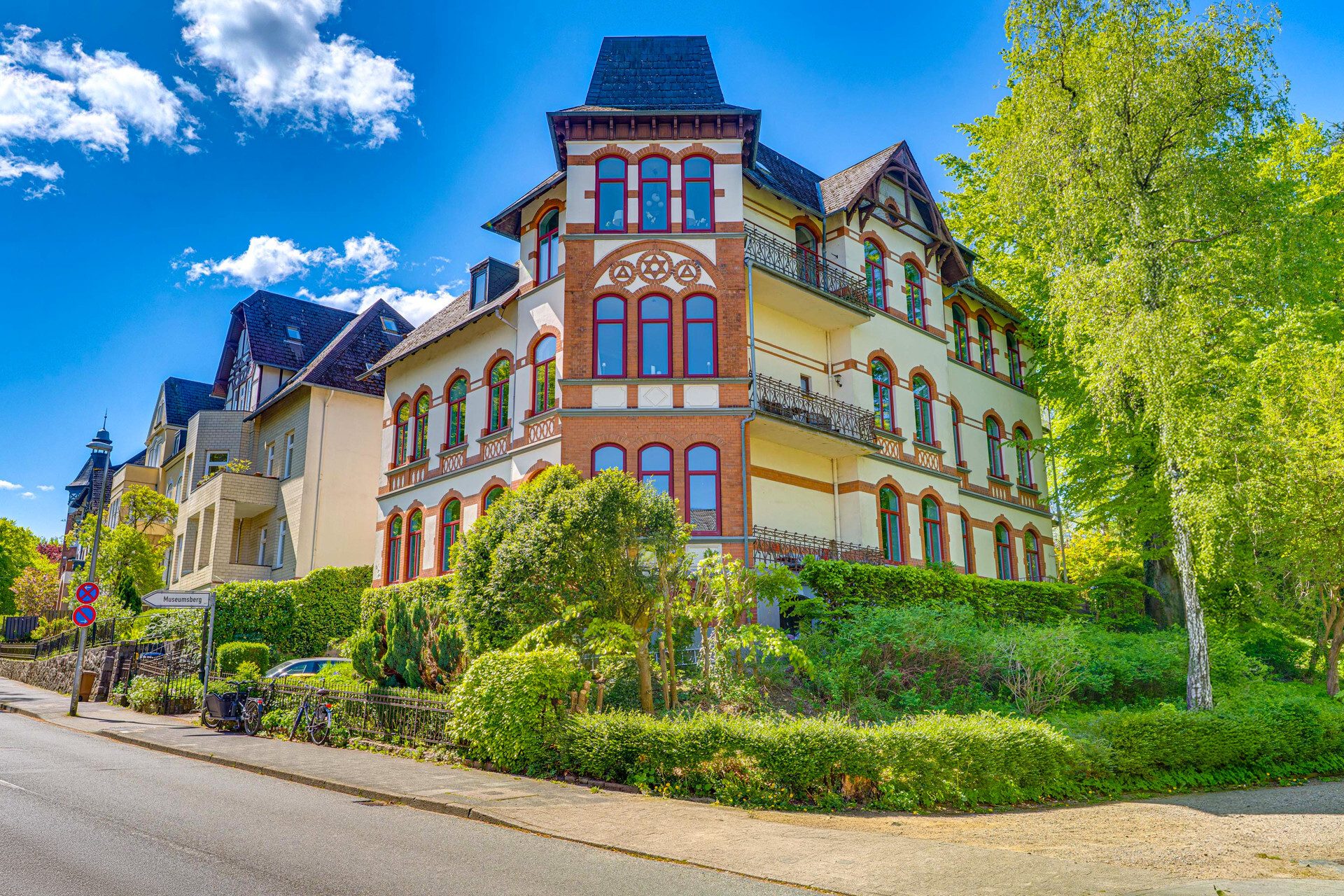 Immobilienangebot - Flensburg - Alle - Flensburg Westliche Höhe: Stilvolle Altbauvilla mit Parkblick und 3 herrschaftlichen Wohnungen