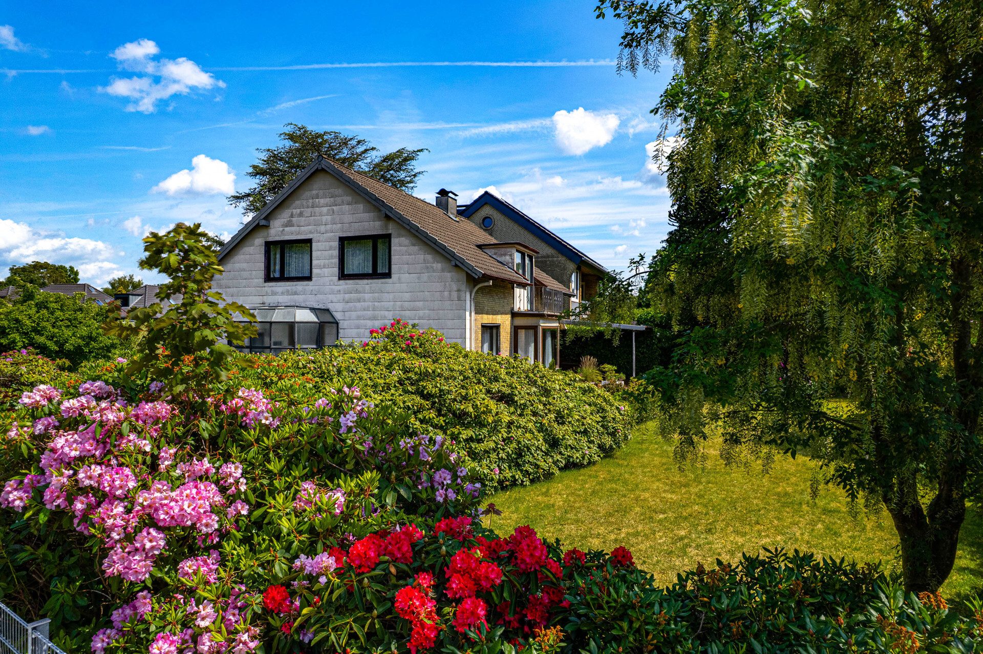 Immobilienangebot - Flensburg - Alle - Charme der 50er-Jahre mit Potenzial: Großzügiges Haus in Toplage mit Garten und zwei Garagen
