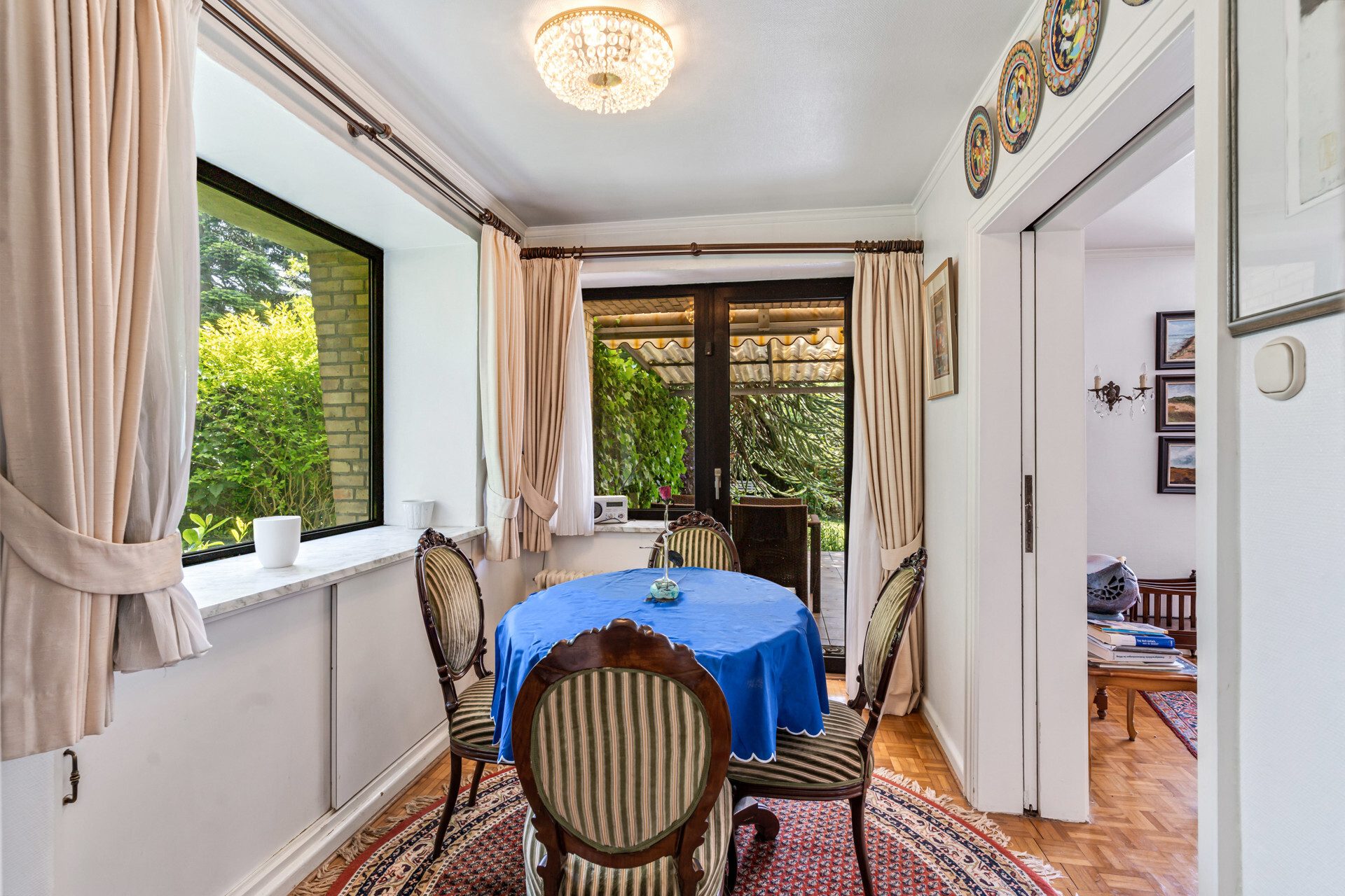Immobilienangebot - Flensburg - Alle - Charme der 50er-Jahre mit Potenzial: Großzügiges Haus in Toplage mit Garten und zwei Garagen