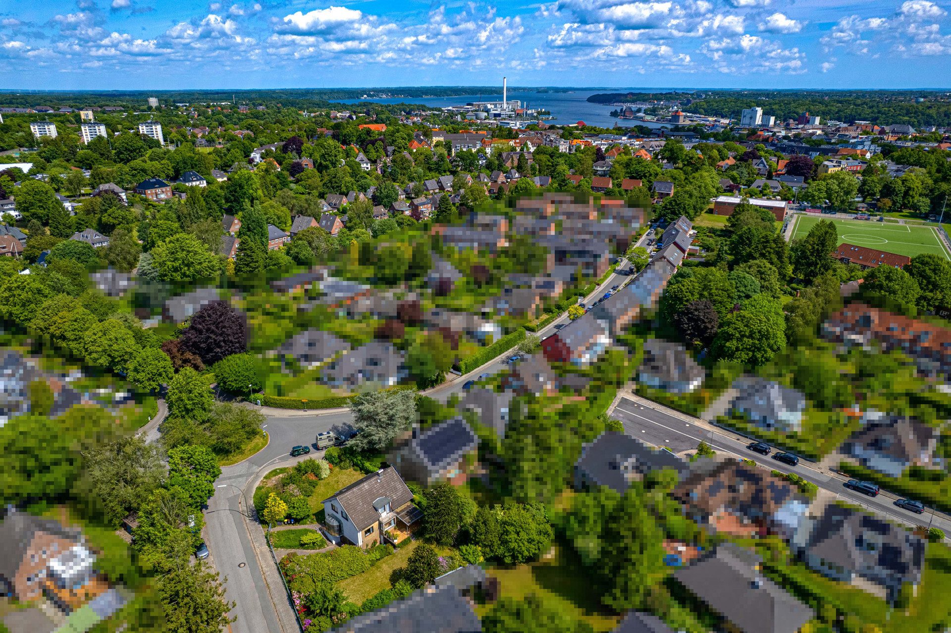 Immobilienangebot - Flensburg - Alle - Charme der 50er-Jahre mit Potenzial: Großzügiges Haus in Toplage mit Garten und zwei Garagen